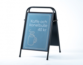 Gatupratare som skyltställ